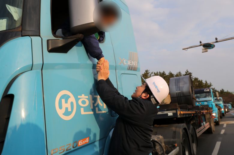 민주노총 공공운수노조 화물연대본부(화물연대)의 파업(운송거부)이 이어지는 가운데 원희룡 국토교통부 장관이 7일 경북 포항시 남구 포스코 포항제철소를 찾아 화물 운송에 나선 화물차 기사의 손을 두 손으로 꼭 잡으며 격려하고 있다. [연합뉴스]