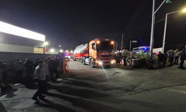 민주노총 전국공공운수조합 화물연대본부(화물연대) 총파업 15일째인 8일 오전 비노조원이 운행하는 시멘트차량이 제주시 애월항을 통해 반입된 시멘트 2000t을 경찰 에스코트를 받으며 인근 업체로 운송하고 있다. [연합]