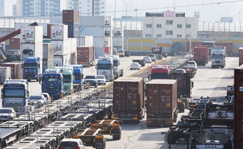 화물연대 파업 15일째인 8일 오후 경기도 의왕시 내륙컨테이너기지(ICD)에서 컨테이너를 싣고 있는 화물차가 오가고 있다. [연합]