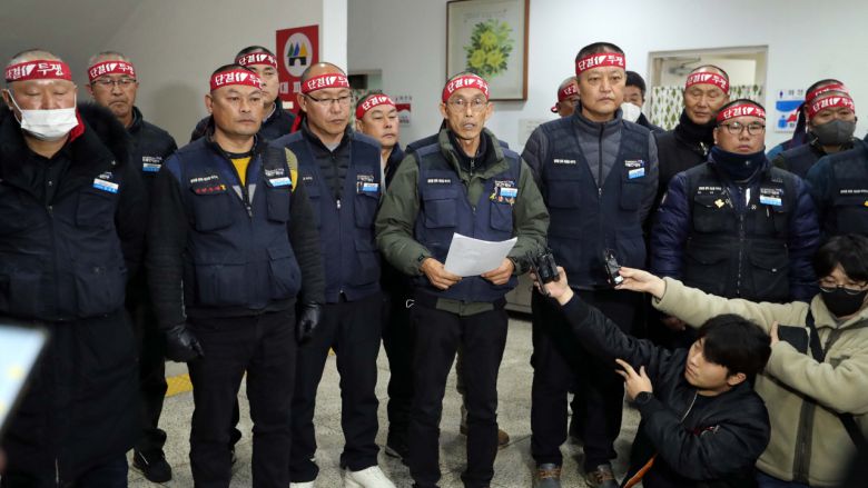 화물연대가 파업 철회 여부를 9일 전 조합원 투표를 거쳐 결정겠다고 8일 밝혔다. 화물연대 집행부는 이날 오후 대전 민주노총 대전지부에서 중앙집행위원회의를 소집해 파업 중단 여부를 논의했지만, 결론을 내리지 못하고 내일 전 조합원에게 의견을 묻기로 했다. [연합]