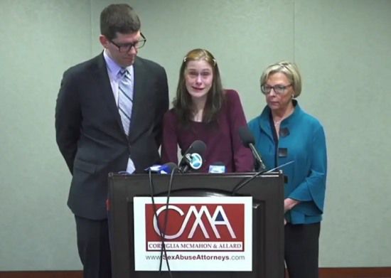 오열하며 기자회견을 하는 샤넌 세이 루스