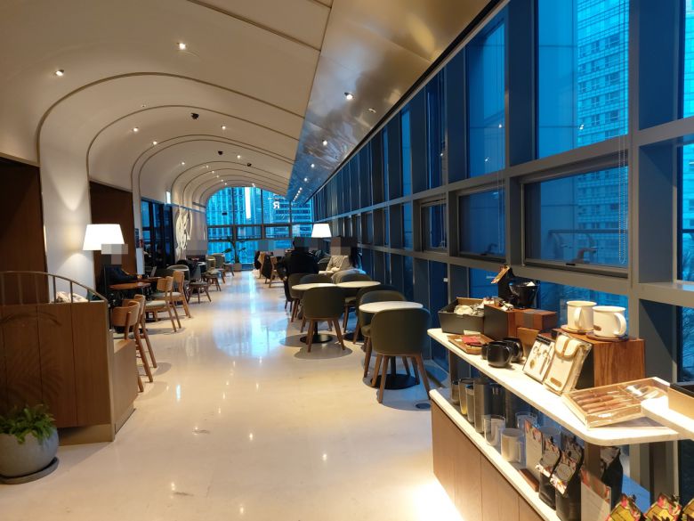 서울 중구 레스케이프호텔 7층에 위치한 스타벅스 레스케이프호텔R점 매장. 평일 오후 5시께에도 10여명의 고객이 매장을 차지하고 있었다. 공부 중인 취업준비생 등 투숙객이 아닌 시민도 쉽게 눈에 띄었다. 김희량 기자