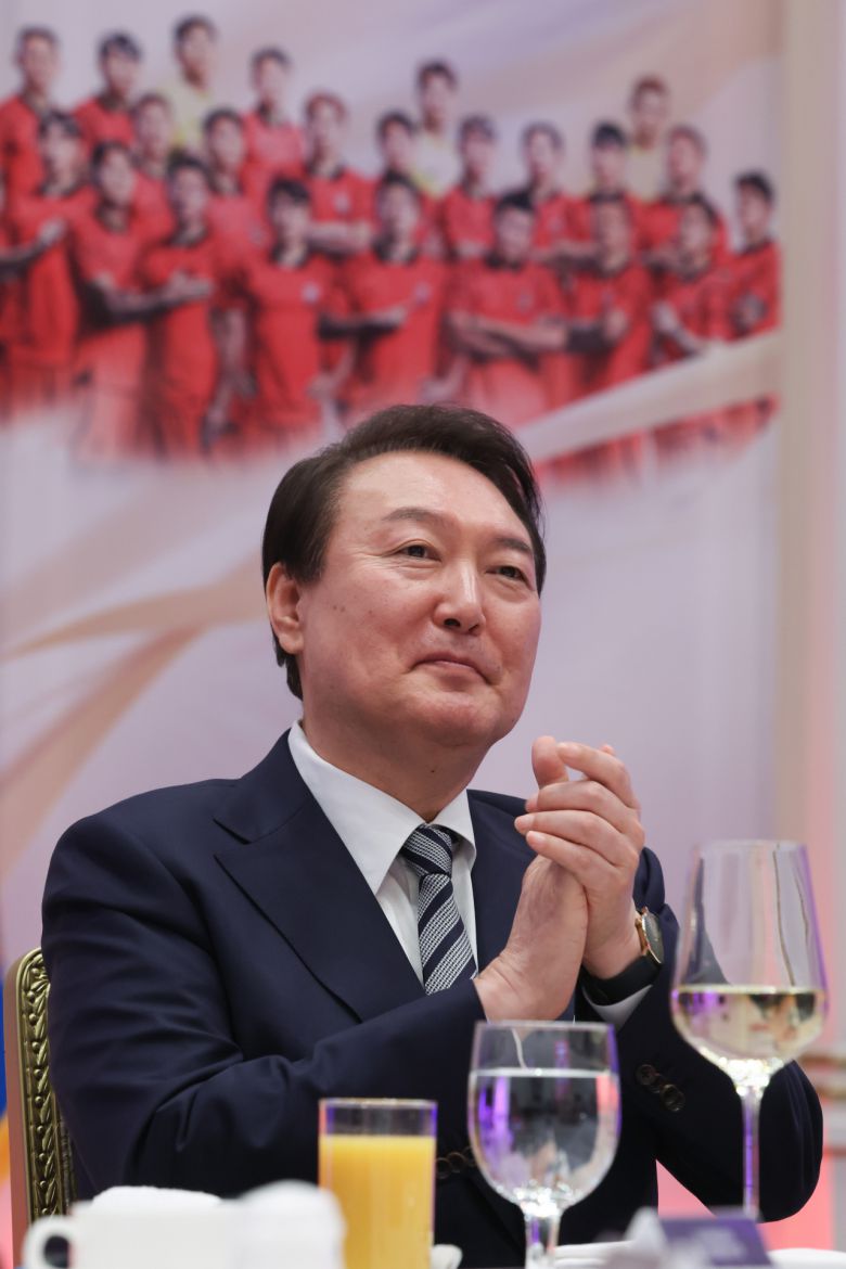 윤석열 대통령이 8일 청와대 영빈관에서 열린 월드컵 축구 국가대표팀 환영만찬에서 손뼉을 치고 있다. [연합]