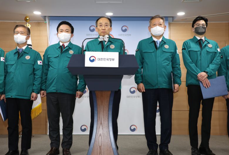 추경호 경제부총리 겸 기획재정부 장관이 지난 8일 정부서울청사 브리핑실에서 '화물연대 집단운송거부' 관련 관계부처 합동 브리핑을 하고 있다. 이날 브리핑에는 원희룡 국토교통부 장관과 한동훈 법무부 장관, 이상민 행정안전부 장관, 이창양 산업통상자원부 장관, 이정식 고용노동부 장관, 이영 중소벤처기업부 장관, 조승환 해양수산부 장관, 윤희근 경찰청장이 참석했다. [연합]