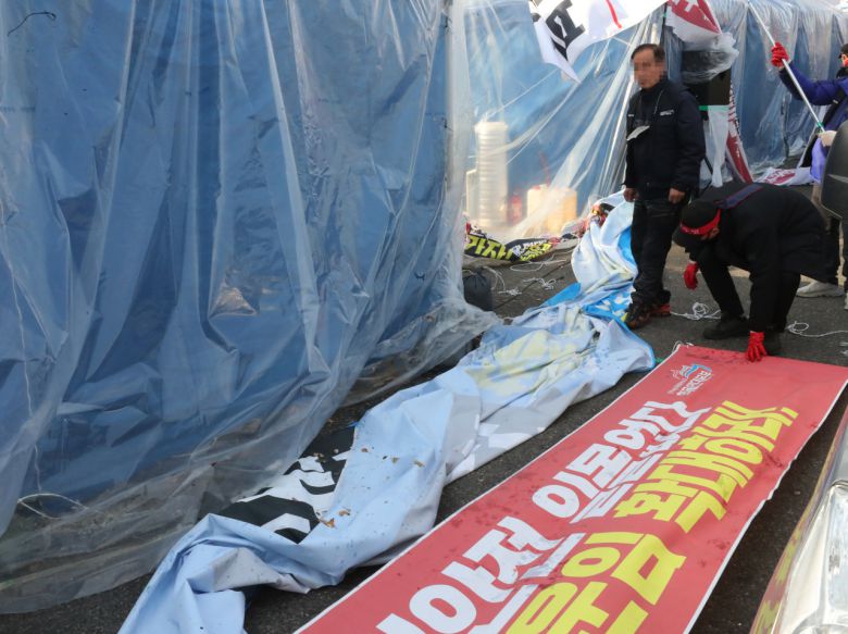 민주노총 공공운수노조 화물연대본부(화물연대) 대전본부 조합원들이 9일 오후 대전 대덕우체국 앞 화물연대 거점 시위 현장에서 철수하고 있다. 화물연대는 총파업 16일째를 맞은 이날 조합원 투표를 거쳐 파업을 종료하고 업무 복귀하기로 했다. [연합]