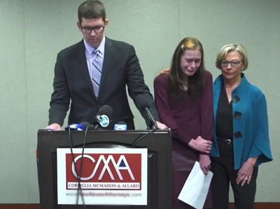 피해자 샤넌 세이 루스와 변호인 / 페이직스