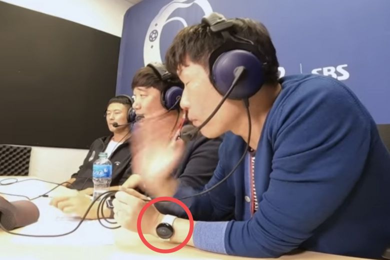 박지성 해설위원은 스마트워치도 구글 픽셀워치를 사용중인 모습이 포착됐다. [유튜브 슛포러브, 미니기기코리아]