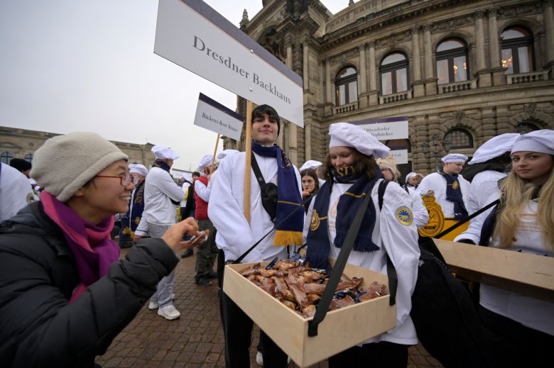 독일 드레스덴에서 제빵사들이 '크리스트 슈톨렌' 나눔 행사를 열고 있다. [로이터]