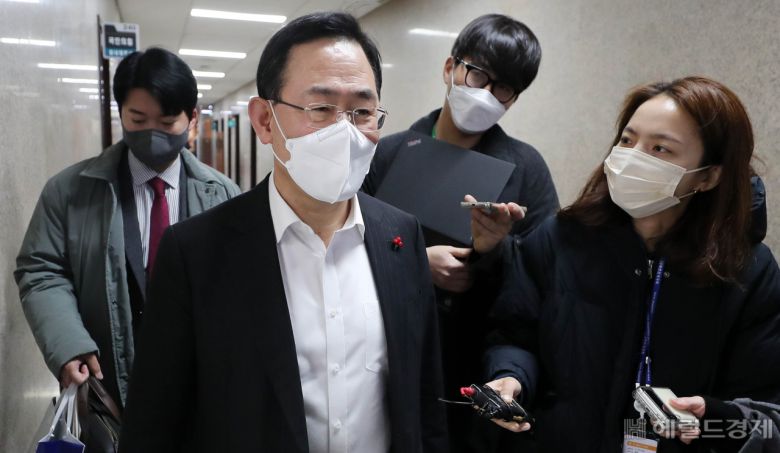 주호영 국민의힘 원내대표가 12일 오전 서울 여의도 국회로 원내대표실로 출근하고 있다. 이상섭 기자