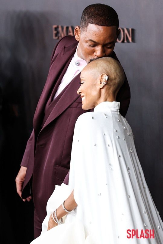 한편 윌 스미스는 지난 3월 열렸던 제 94회 아카데미 시상식에서 크리스 록이 자신의 아내의 탈모증을 언급하며 개그 소재로 쓰자 무대 위로 난입해 뺨을 때렸다. 이 사건 이후 윌 스미스는 아카데미 회원에서 자진 사퇴했으며, 아카데미 측은 윌 스미스에게 10년간 시상식 참여 금지 처분을 내린 바 있다.