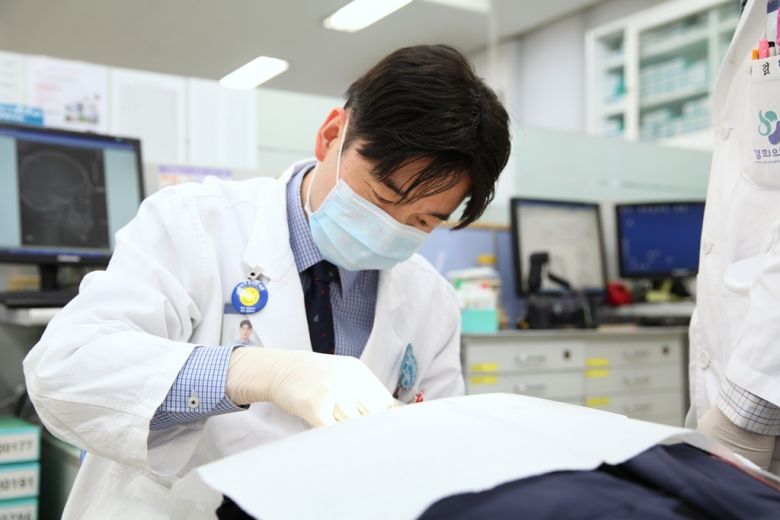 많은 사람들이 교정치료가 끝나면 더 이상 신경 쓰지 않아도 된다고 생각하지만, 치아교정이 끝난 후에도 관리는 계속 이어져야 한다. 장치를 제거한 후 수개월이 지나면 치아는 단단히 자리를 잡게 된다.