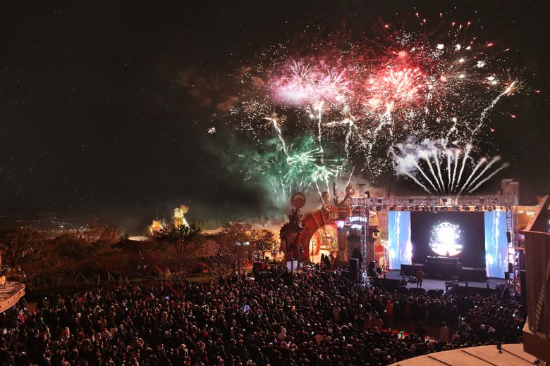 연말 불꽃놀이, 파티, 공연으로 수놓아지는 신화월드