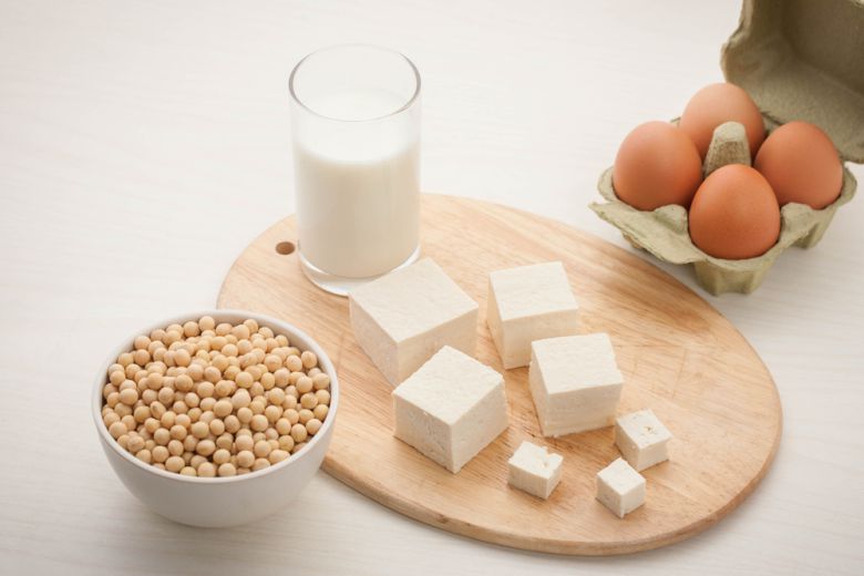 그에 따르면 끼니마다 단백질이 부족할 경우 식사 직후에는 만족스러워도, ‘뒤돌아서면 허기진’ 상황을 만든다. 결국 군것질 빈도도 잦아진다. 특히 탄수화물의 경우 단백질보다 소화가 빨라 이같은 증상을 가속화시킨다. 매 끼니 흰살 생선, 기름기가 적은 육류, 닭가슴살, 두부·콩 등 식물성 단백질 메뉴를 포함하는 게 권고되는 이유다. 김 대표원장은 “단백질 대신 탄수화물 섭취가 늘면 비만해지기 쉽다”며 “에너지원으로 사용하고 남은 탄수화물은 체지방으로 쌓이기 때문”이라고 말했다.