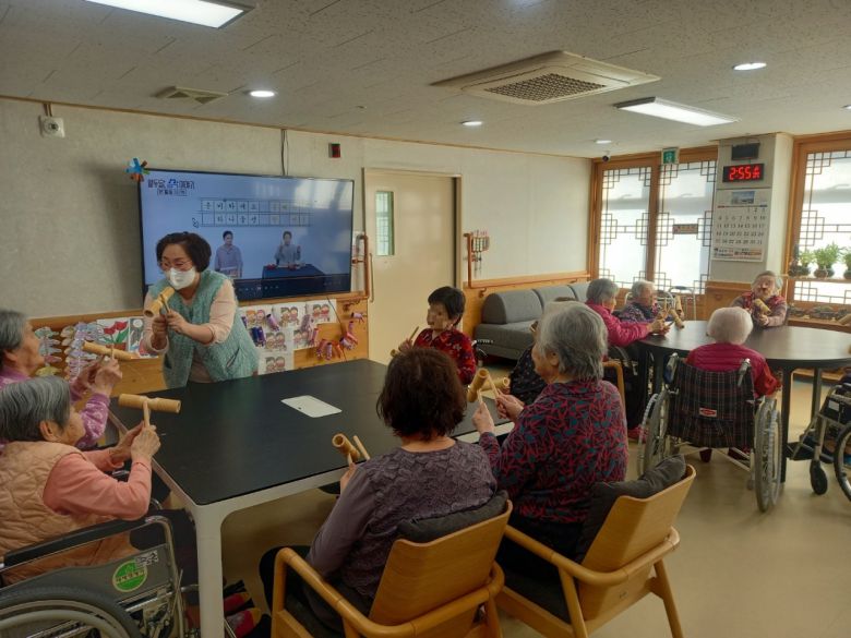 강원도 태백시 노인요양원 ‘안식의 집’ 어르신들이 '11월, 활력‘ 프로그램에 맞춰 우드블럭을 활용해 악기 연주를 하고 계신다. [한국문화예술교육진흥원 제공]