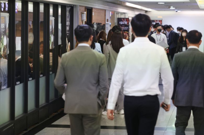 서울 한 식당가 앞이 점심을 먹으려는 직장인들로 붐비고 있다. [연합]