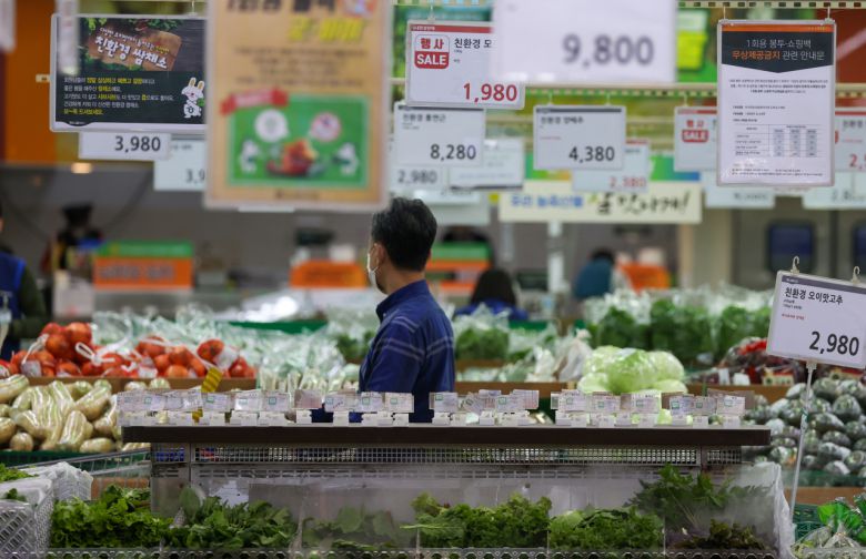 서울 한 슈퍼마켓 판매대를 한 쇼핑객이 지나고 있다. [연합]