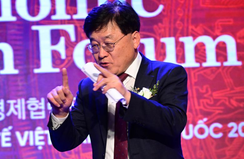 정만기 한국무역협회 상근부회장이 16일 열린 베트남 하노이에서 열린 한-베트남 수교 30주년 기념 경제협력포럼에서 기조연설을 하고 있다. [하노이=박해묵 기자]