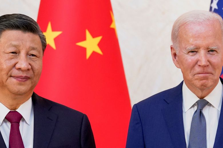미국과 중국의 관계는 내년에도 살얼음판을 걸으며 국제 사회의 불안요소로 작용할 전망이다. 블룸버그는 조 바이든 행정부 출범 이후 미중 관계에 대해 “전임 트럼프 대통령때보다 더 나빠졌다”고 평가했다. 사진은 지난 11월 인도네시아 발리에서 진행된 양국 정상회담에 앞서 시진핑(왼쪽) 중국 국가주석과 바이든 대통령이 사진 촬영을 하고 있는 모습. [로이터]