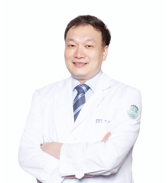 이주현 수원S서울병원 정형외과 원장은 어깨 관절은 우리 몸에서 가장 큰 운동범위를 가지고 있다보니 웨이트 트레이닝 시 손상받기 쉬운 부위로 꼽힌다고 조언한다.