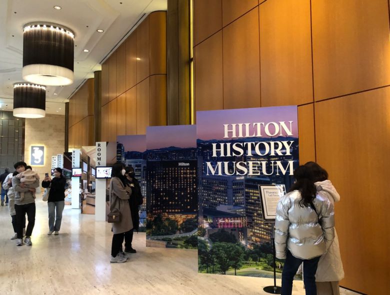 40년간 남산 자락을 지킨 서울 중구 밀레니엄 힐튼 서울 호텔이 31일 영업을 종료한다. 28일 오후 찾은 호텔에는 마지막 모습을 기억하려는 많은 고객들이 있었다. 호텔 내부에 있는 역사 전시 공간. 오연주 기자