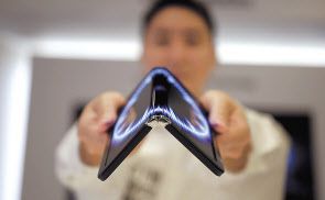 폴딩, 슬라이딩이 모두 가능한 삼성디스플레이의 ‘플렉스 하이브리드’(위쪽)와 LG디스플레이의 8인치 360도 폴더블 OLED.