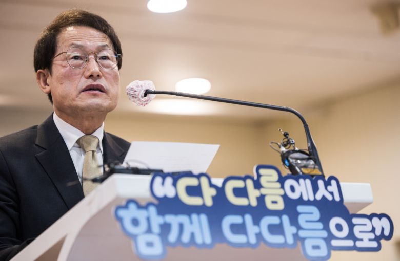 조희연 서울시 교육감이 3일 오전 서울시 교육청 대강당에서 열린 신년 기자회견에에서 올해 중점 사업에 대해 설명하고 있다.[연합]