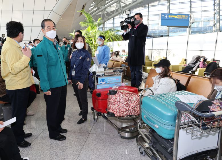 한덕수 국무총리가 2일 인천국제공항의 중국발 입국자 대기장소를 방문해 현장을 점검하고 있다. [연합]