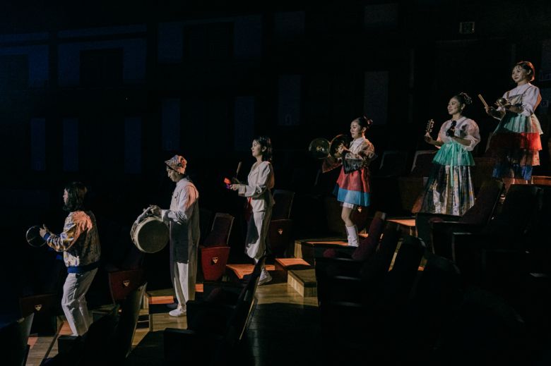 다올소리는 확고한 색깔과 정체성을 가진 팀이다. 보컬(이해원 송현아 김송지), 타악 연주자(김윤만 김한샘), 작곡과 건반(박주화)을 맡은 여섯 명의멤버들이 모여 2015년 창단, 소위 ‘21세기 민요’를 들려주고 있다. [서울남산국악당 제공]