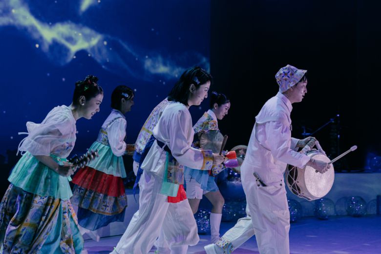 다올소리는 ‘위로와 치유’를 담은 ‘요즘 민요’를 부르기 위해 다양한 장치를 가져온다. [서울남산국악당 제공]