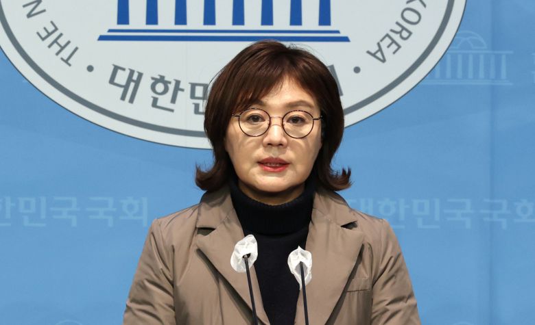 양금희 국민의힘 수석대변인이 25일 오후 서울 여의도 국회 소통관에서 더불어민주당 이재명 대표 관련 논평을 발표하고 있다. [연합]