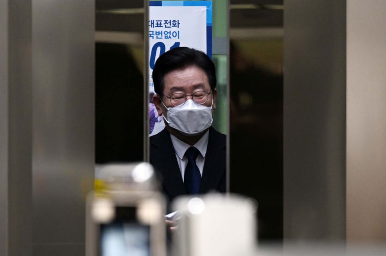 '성남FC 후원금 의혹' 사건과 관련해 이재명 더불어민주당 대표가 10일 오전 경기도 성남시 수원지방검찰청 성남지청에 피의자 신분으로 조사를 받기 위해 출석하고 있다. [사진공동취재단]