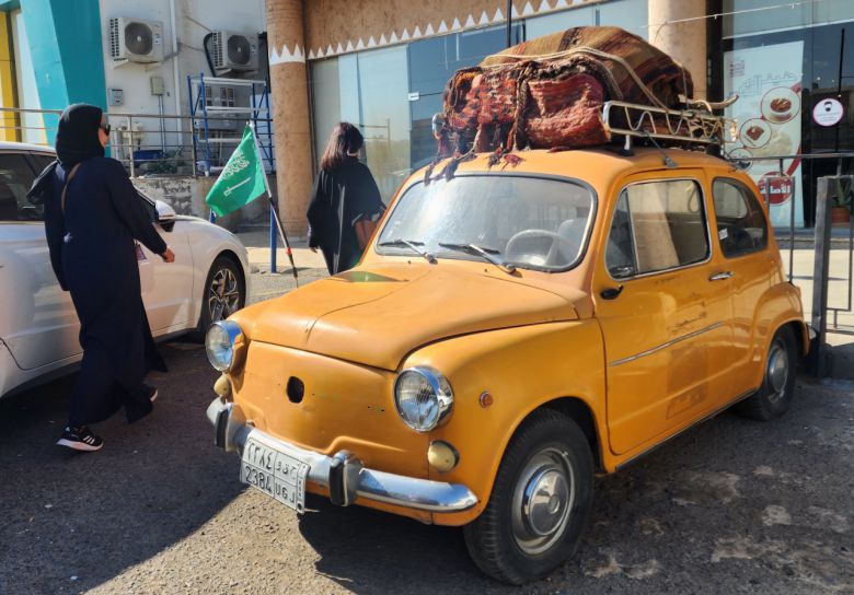 메디나의 대표적인 전통음식점 디완얏(Diwanyat Al majles) 사장님은 오래된 차를 수집하는 취미를 가졌다.