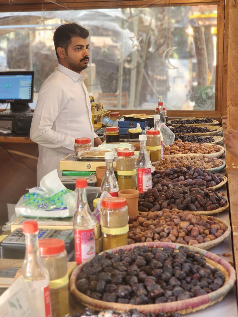 메디나 데이트팜에선 사우디 전역의 대추야자를 품종별로 판다.