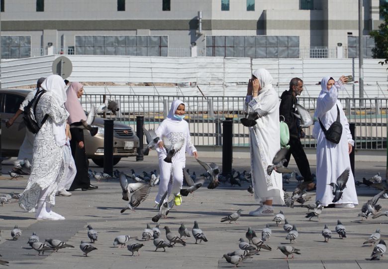 “성지는 놀기도 좋아” 메디나 쿠바모스크 주변 공원에서 노는 순례복 차림의 일가족.