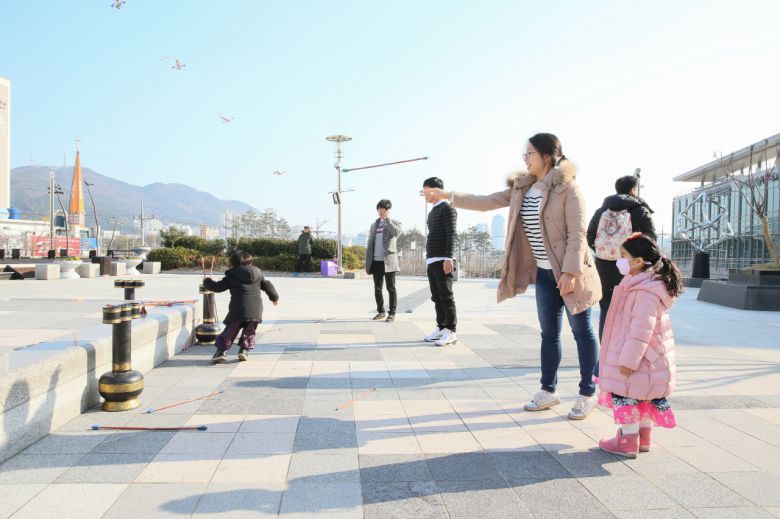 엄마가 더 즐거운 국립부산국악원의 투호 놀이장