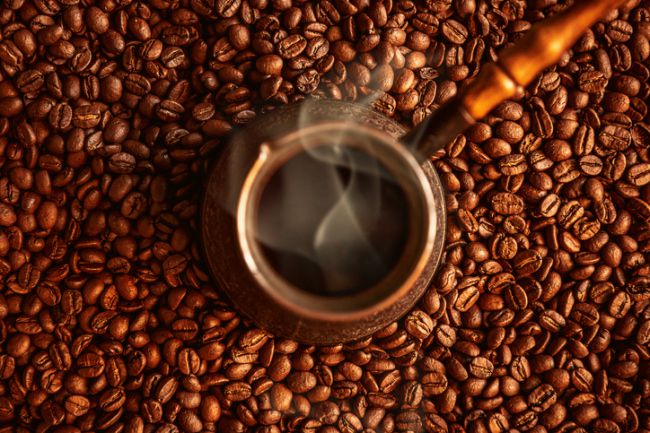 연구팀이 연구 대상자 50만여명을 10년간 추적·관찰하는 동안 3만4279명이 관상동맥 질환·심부전·뇌졸중 등 심혈관질환 진단을 받았고 이중 약 20%(6,721명)가 사망했다. 연구팀은 연구 대상자를 하루 커피 섭취량에 따라 0잔·1잔 미만·1잔·2∼3잔·4∼5잔·5잔 초과 등 6그룹으로 분류했다. 하루에 커피를 2∼3잔 마신 심혈관질환 환자의 사망 위험은 커피를 마시지 않은 사람보다 8% 낮았다.