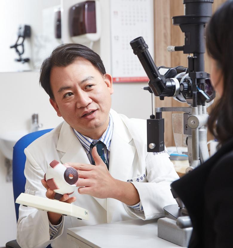 강동경희대학교병원 안과 문상웅 교수는가 망막질환 환자에게 설명을 하고있다.