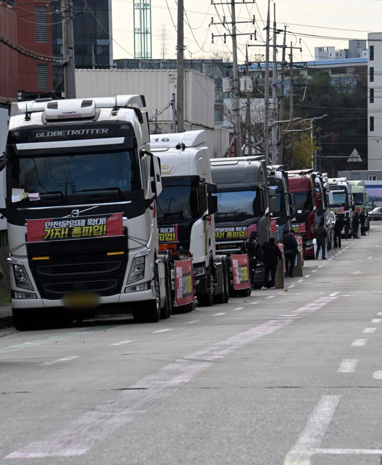 경기도 의왕시 의왕ICD 물류센터 인근 도로에 화물차들이 운행을 멈춘채 주차되어 있다. 의왕=임세준 기자