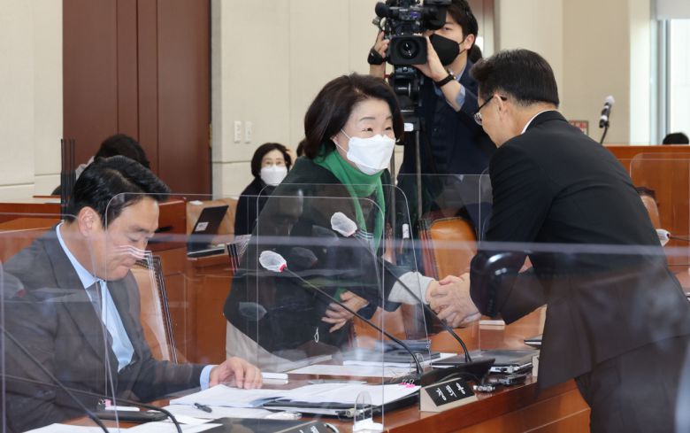 11일 오전 서울 여의도 국회에서 열린 정치개혁특별위원회 정치관계법개선소위원회에서 조해진(오른쪽) 소위원장과 심상정 정의당 의원이 인사하고 있다. [연합]
