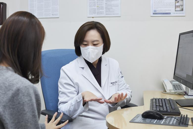 겨울철 일조량이 줄면서 우울감이 증가할 수 있는데, 이런 감정변화는 줄어든 운동량이나 활동량과 함께 통증에 대한 민감도를 증가시켜 상대적으로 더 쉽게 통증을 느낄 수 있는 상태가 될 수도 있다. 송란 교수는 “이런 이유로 겨울에는 환자분들이 통증에 더 예민해질 수 있다.”고 조언했다.