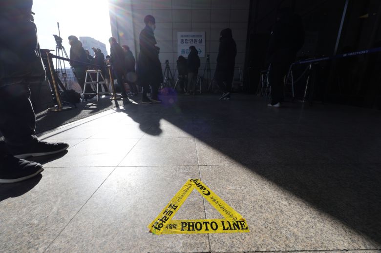 위례 신도시·대장동 개발사업 비리 의혹과 관련해 더불어민주당 이재명 대표의 검찰 출석을 하루 앞둔 27일 오후 서울 서초구 서울중앙지검 입구에 이 대표 출석을 위한 포토라인이 설치되어 있다. [연합]