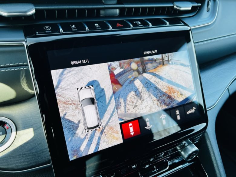 360도 서라운드 뷰 모니터. 덩치(?)의 주차 스트레스를 조금은 줄일 수 있다. [정찬수 기자]