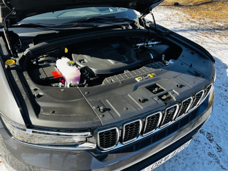 3.6ℓ v6 가솔린 엔진과 8단 자동변속기가 발을 맞춘다. 꼼꼼하게 채워진 내부가 돋보인다. [정찬수 기자]