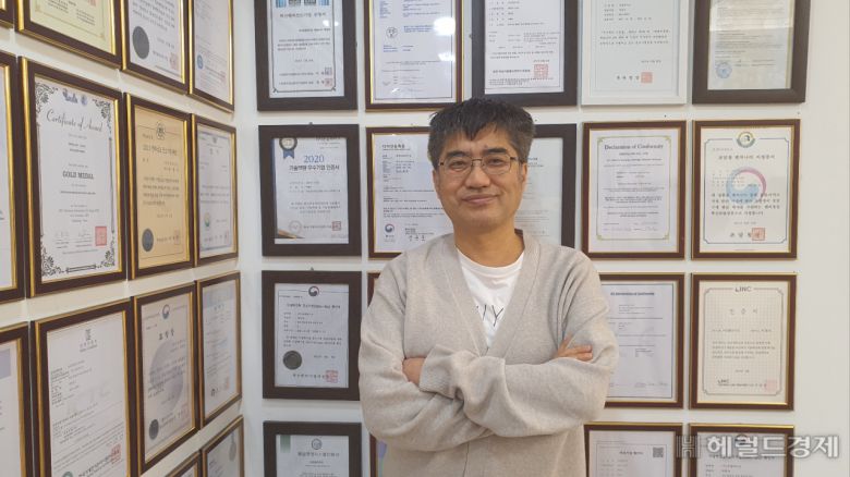 연구실에는 50여종이 넘는 각종 특허와 상장들이 있다. 양철훈 이사가 포즈를 취했다. 서인주 기자