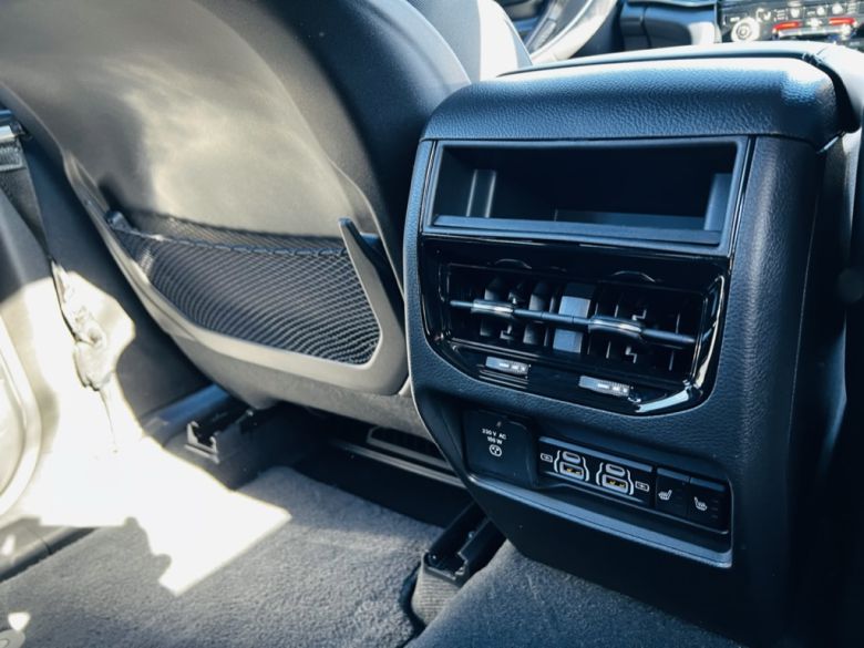 USB 타입별로 충전단자를 준비한 센스가 돋보인다. 스마트기기가 방전될 걱정은 없겠다. [정찬수 기자]