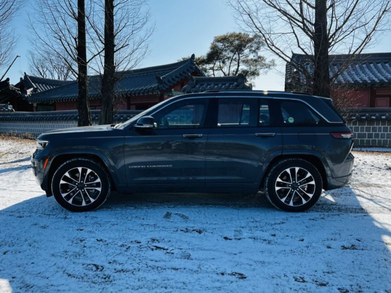 지프 올 뉴 그랜드 체로키 오버랜드 측면. 디자인 요소를 절제하면서 창을 키웠다. [정찬수 기자]