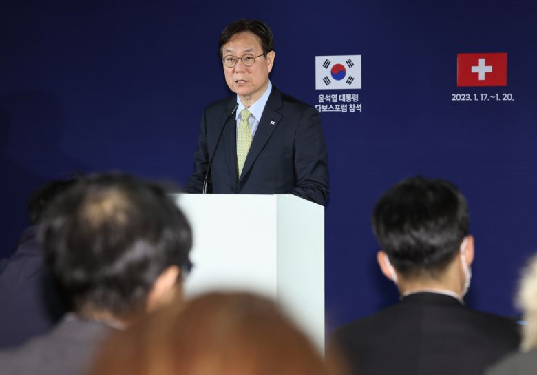 대통령실 이관섭 국정기획수석이 19일(현지시간) 스위스 취리히의 하얏트 리젠시에 설치된 프레스센터에서 윤석열 대통령의 스위스 방문 경제분야 성과 등에 대해 브리핑하고 있다. [연합]