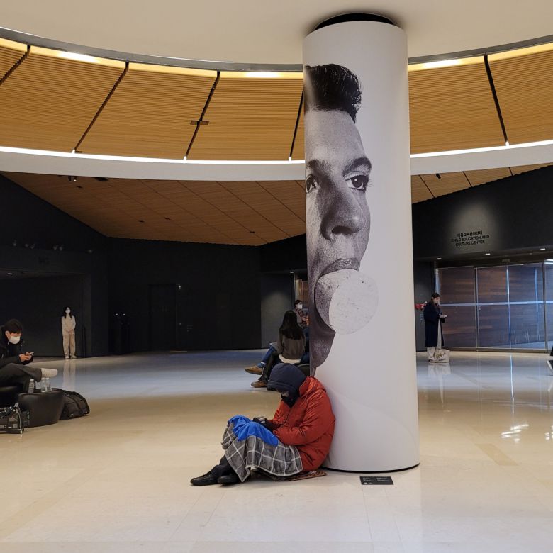 리움미술관의 로비는 대형 역사의 대합실로 바뀌었다. [헤럴드 DB]