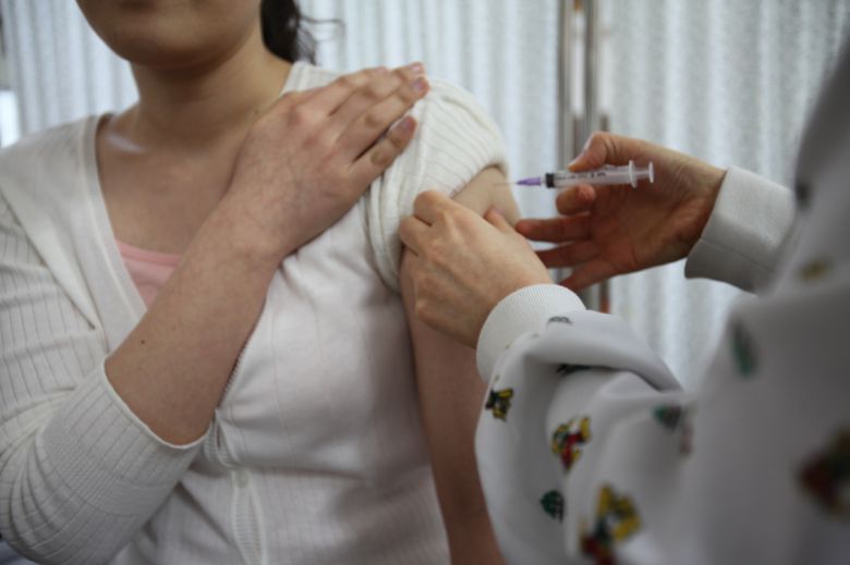 간암을 예방하기 위해서는 간경변증의 원인이 되는 B형간염이나 C형간염의 예방이 중요하다. B형간염은 백신 접종을 통해 예방한다. C형간염은 아직 백신이 개발되지 못했기 때문에 혈액이나 분비물을 통한 감염에 주의한다.