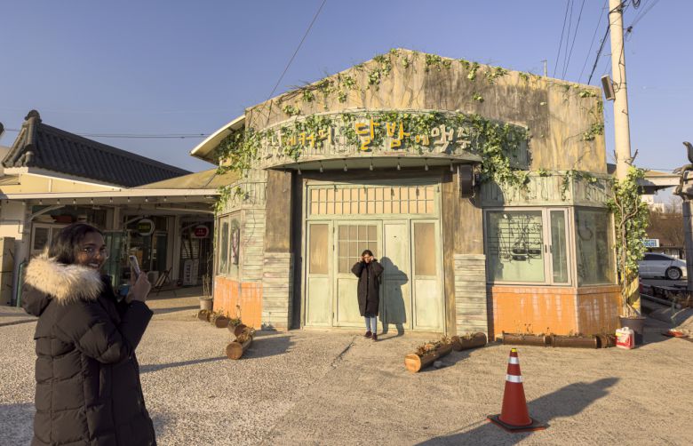 갯마을 차차차 오윤카페 앞 외국인관광객들